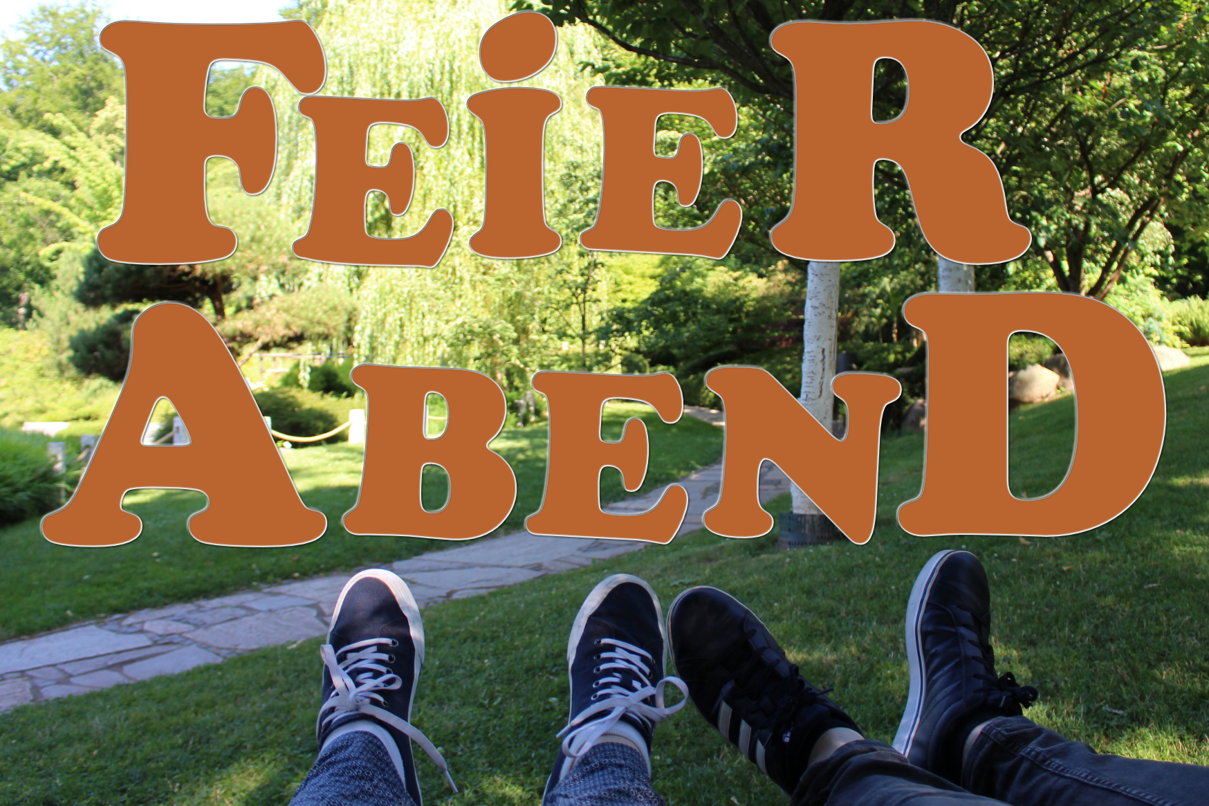 Schrift Feierabend vor einem Park mit Füßen zweier Menschen