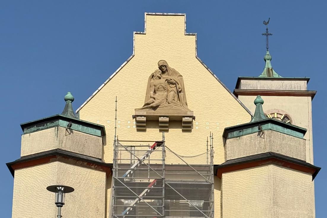 restaurierte Pieta über dem Hauptportal der Kirche St. Marien Schmelz-Außen (August 2025)