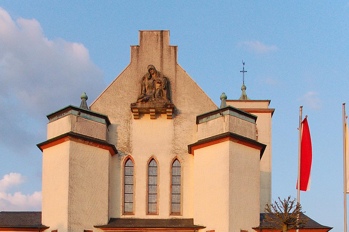 Pieta über dem Hauptportal der Pfarrkirche 'St. Marien' Schmelz-Außen