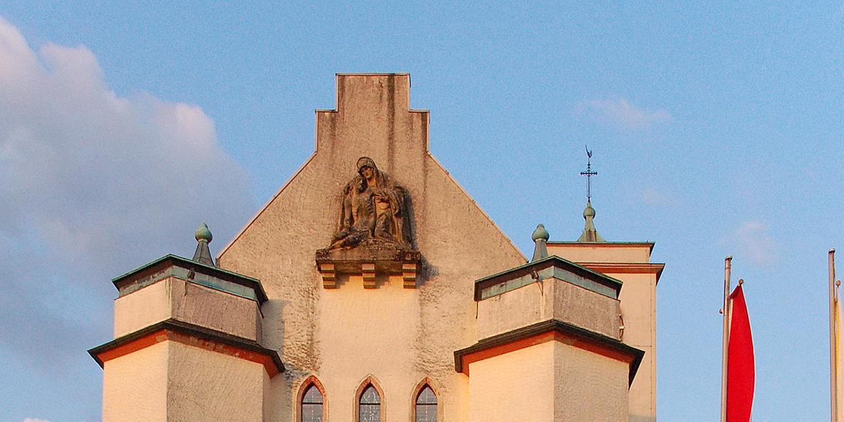 Pieta über dem Hauptportal der Pfarrkirche 'St. Marien' Schmelz-Außen