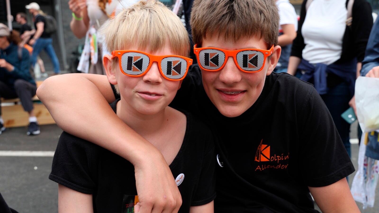 Kinder mit Kolpingbrillen beim Jubiläumsfest 2025 in Köln