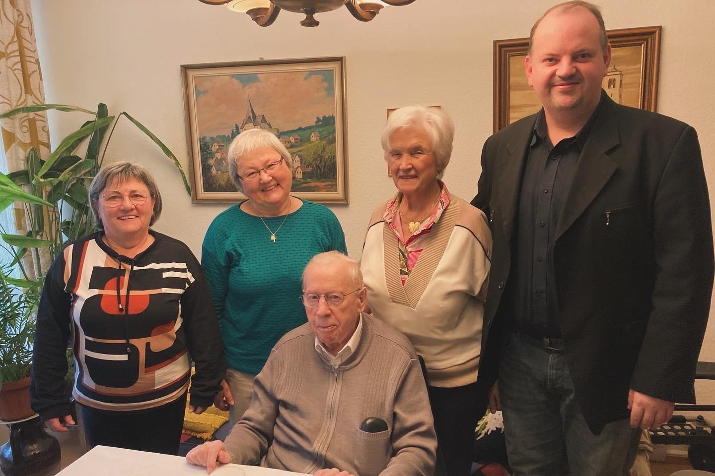 von links nach rechts: Gertrud Krämer-Petry und Monika Adam (Lokales Team Außen), Pfarrer i. R. Richard Koch, Monika Haus (frühere Küsterin), Ortsvorsteher Thomas Lamberti