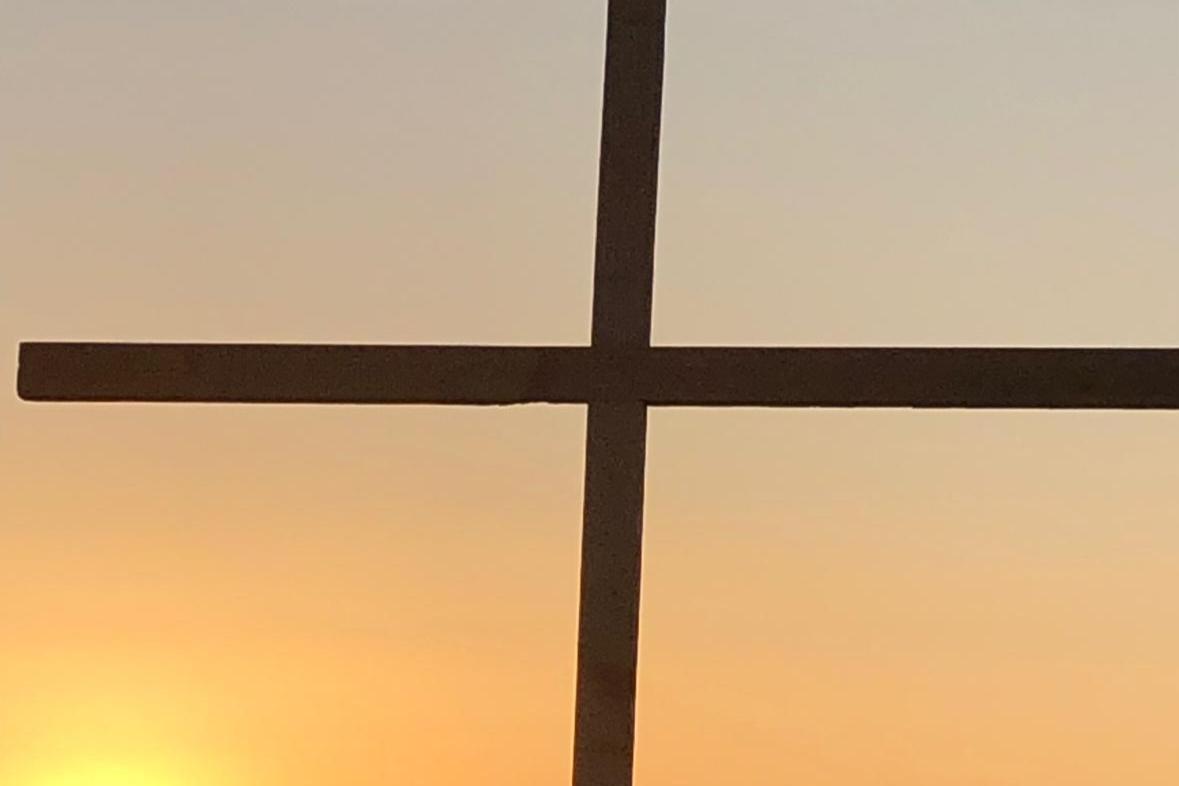 Kreuz im Sonnenaufgang