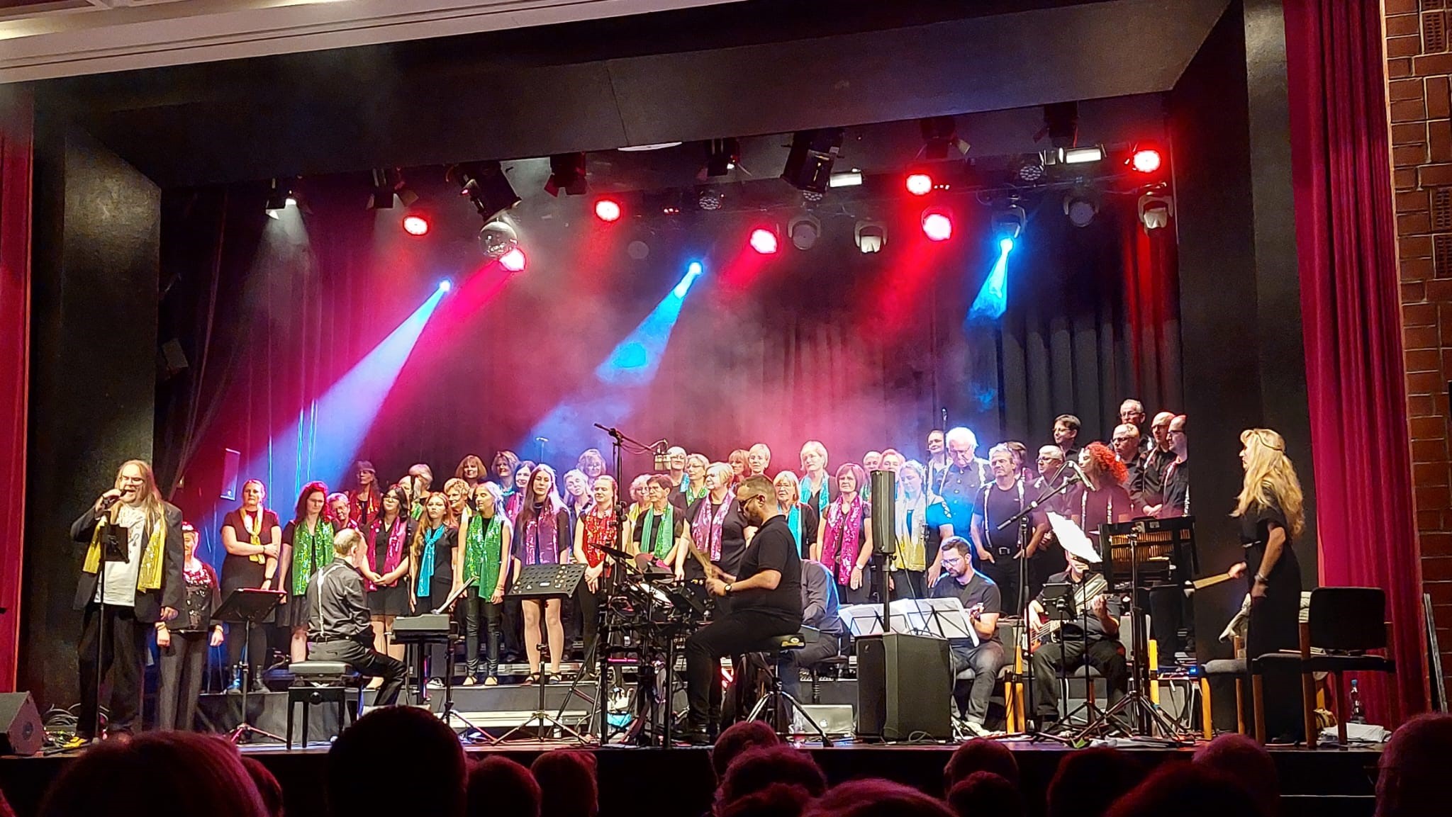 ChorBunt mit Solist Rouven Wildegger Bitz und Band in der Stadthalle Lebach