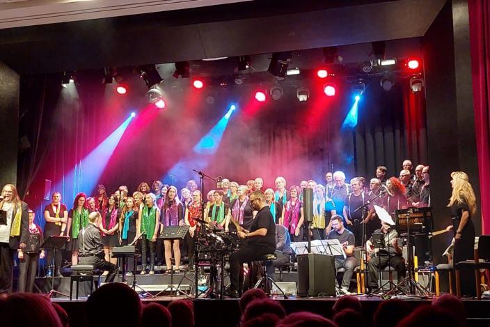ChorBunt mit Solist Rouven Wildegger Bitz und Band in der Stadthalle Lebach