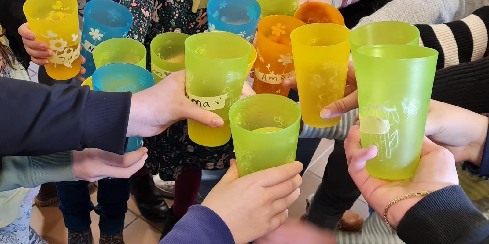 Hände Halten Bunte Becher in die Mitte
