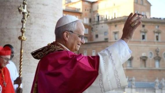 Papst Leo XIV grüßt die Menge auf dem Platz