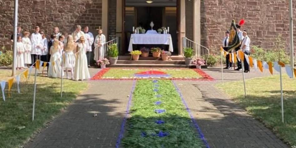Kirche Hütersdorf mit Fronleichnamsaltar