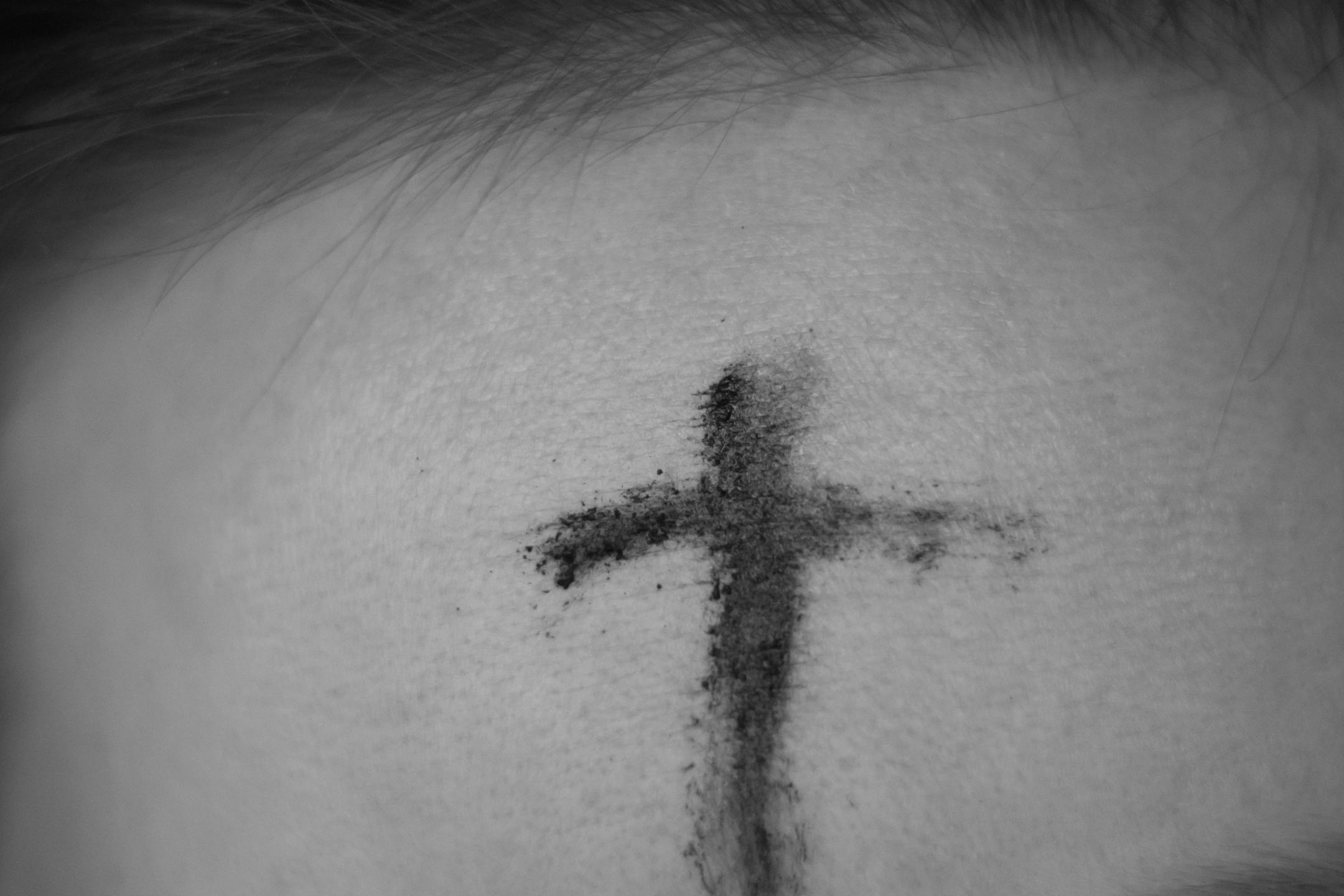 Stirn mit Aschenkreuz