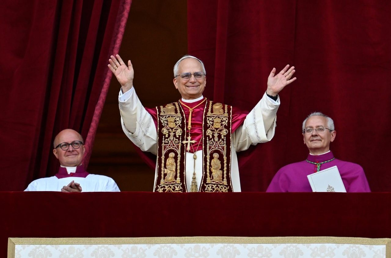 Papst Leo XIV. grüßt die Menge auf dem Platz
