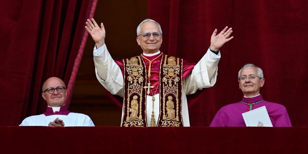 Papst Leo XIV. grüßt die Menge auf dem Platz