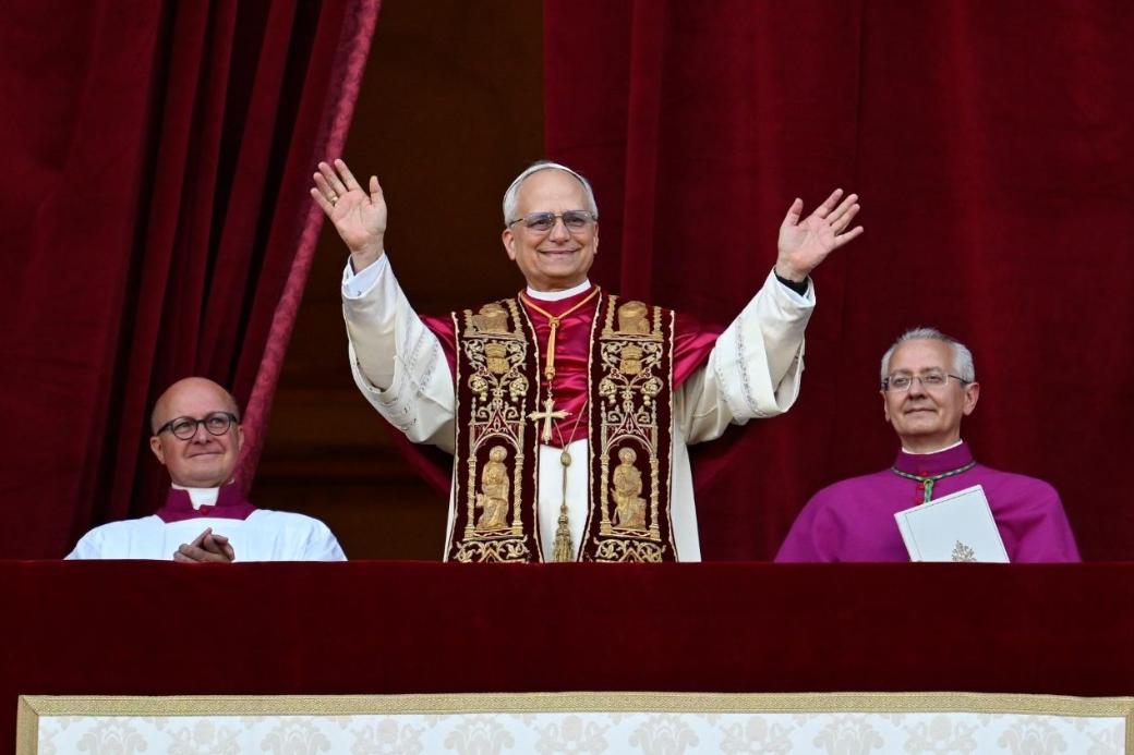 Papst Leo XIV. grüßt die Menge auf dem Platz