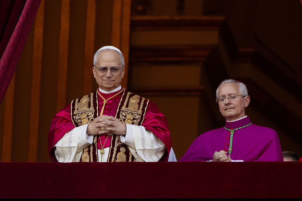 Papst Leo XIV. auf der Loggia des Petersdoms
