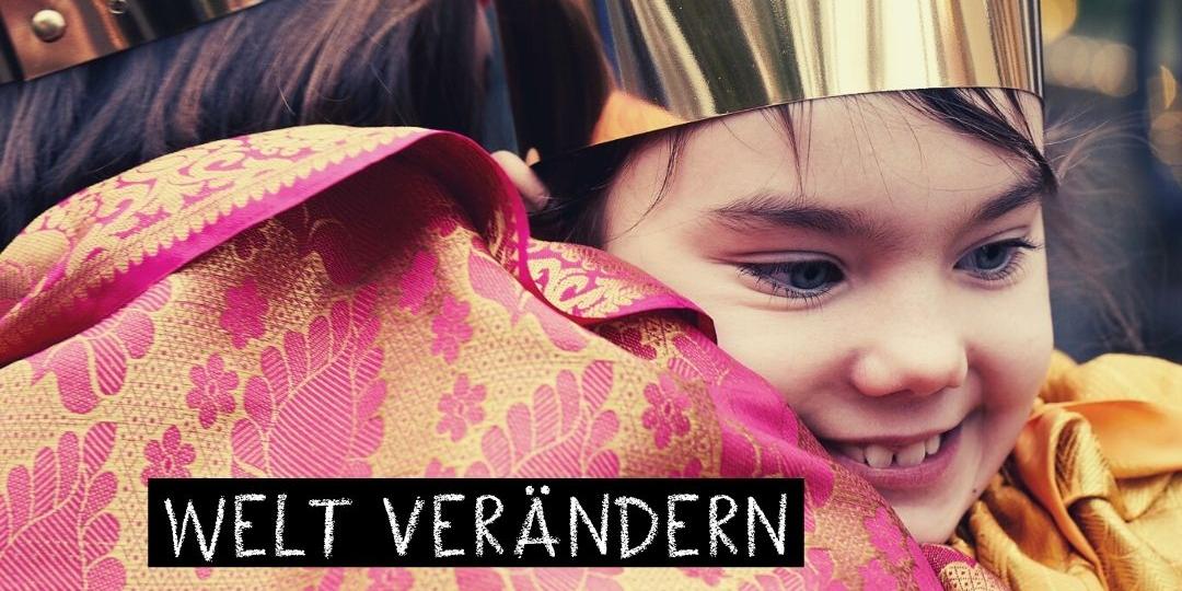 Zwei Sternsinger, die sich umarmen.