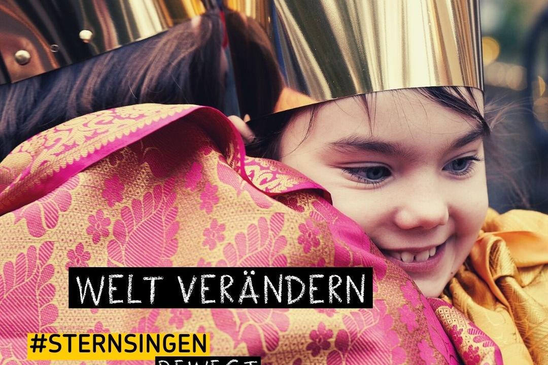 Zwei Sternsinger, die sich umarmen.