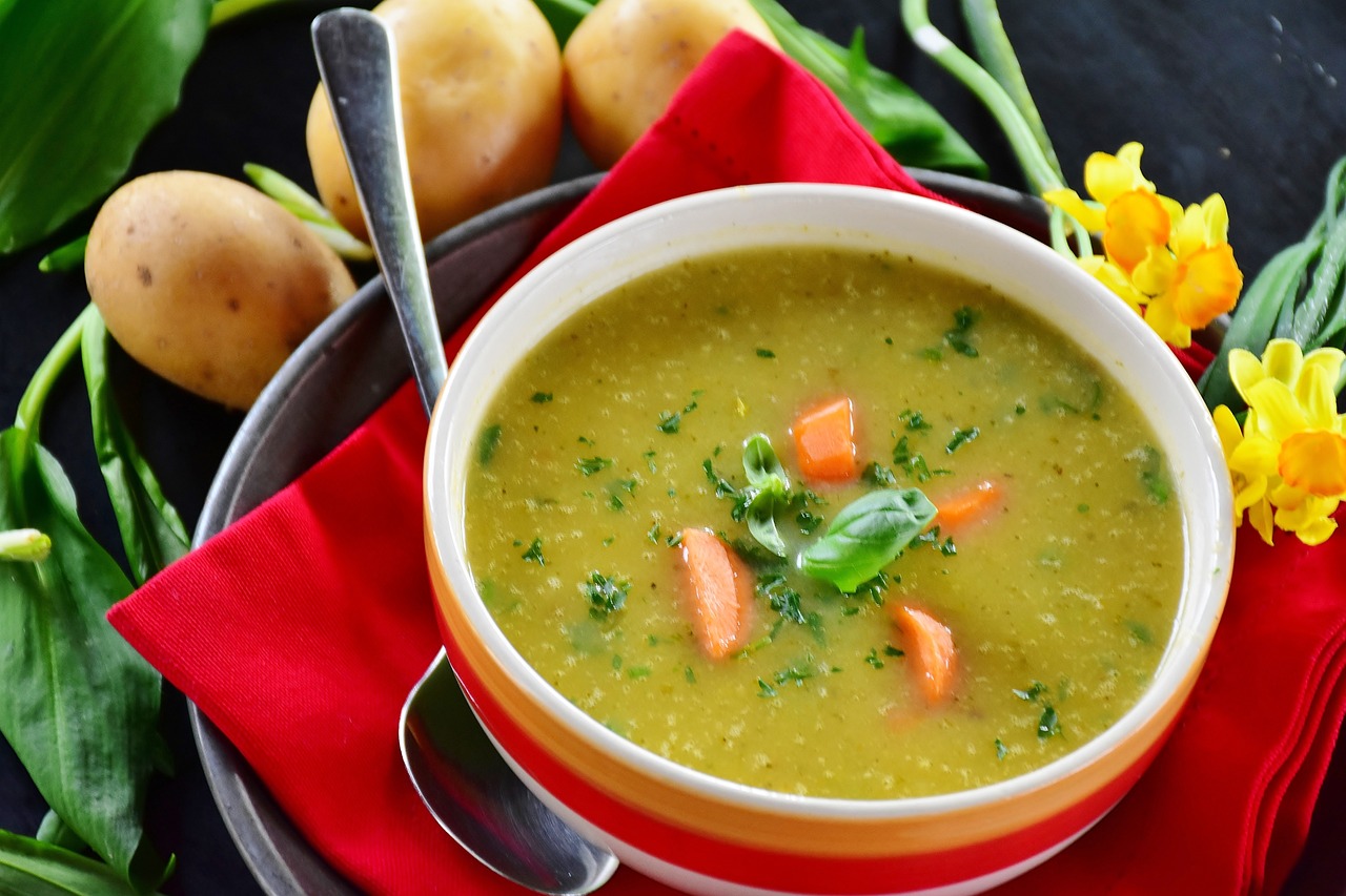 Teller mit Suppe