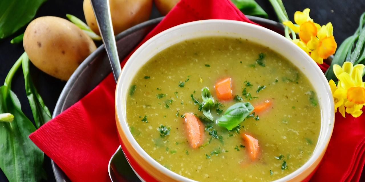 Teller mit Suppe